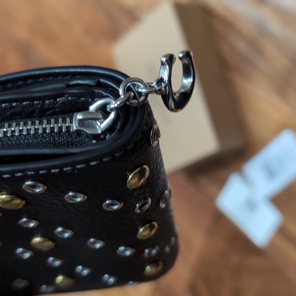 Coach Leather Riveted Wallet With Zip Closure Coin Pocket New in Gift Box ❤️ - Picture 9 of 10